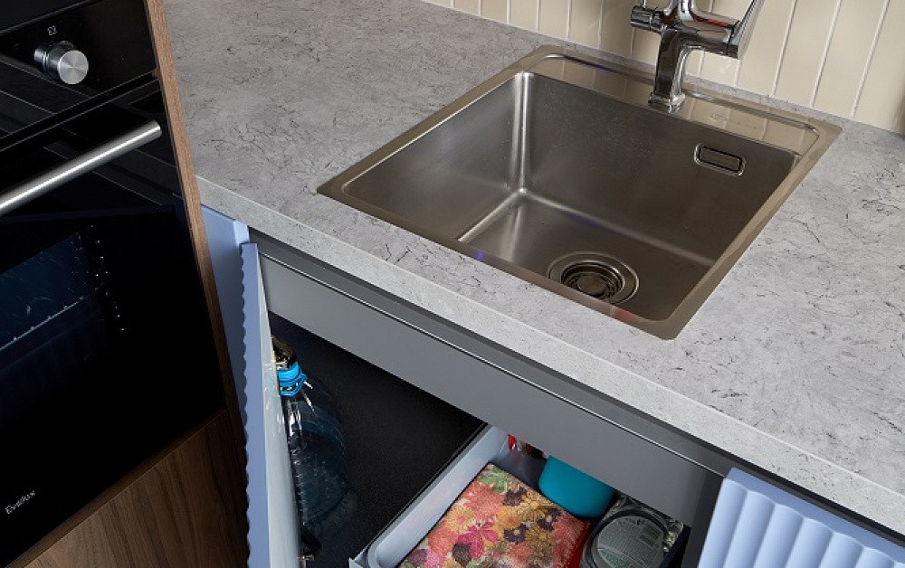 Природная кухня с вертикальной фрезеровской на фасадах