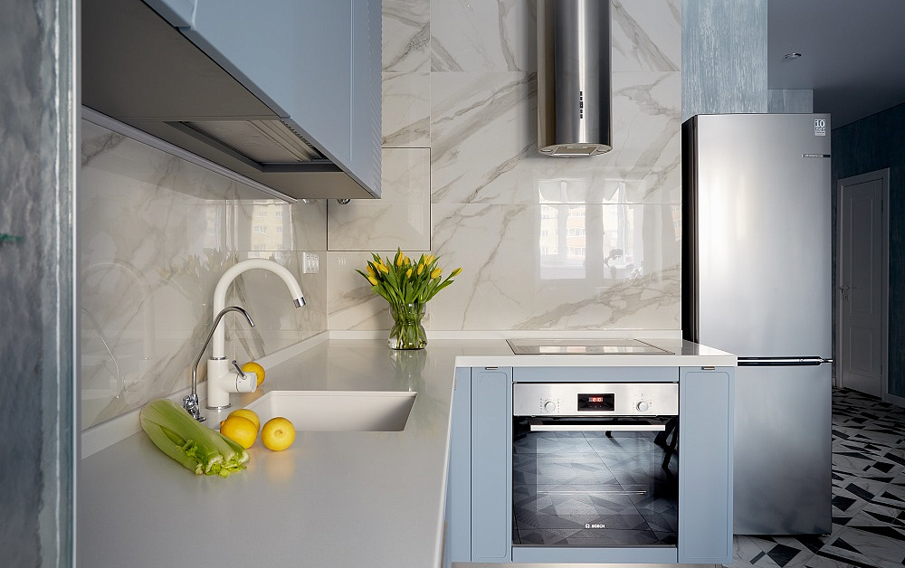 Небесно-голубая кухня с фрезеровкой и диагональными линиями