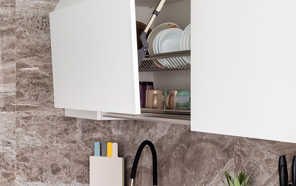 Нежно-голубая кухня в минималистичном интерьере