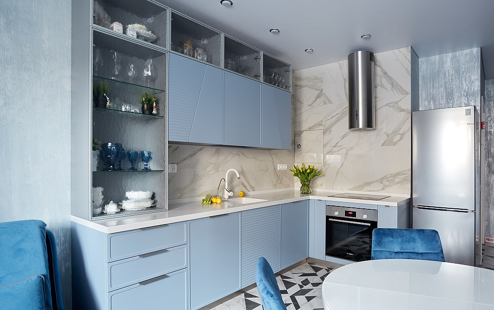 Небесно-голубая кухня с фрезеровкой и диагональными линиями