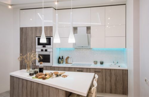 Белая кухня в сочетании с деревом