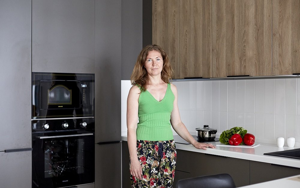 Большая П-образная графитово-белая кухня