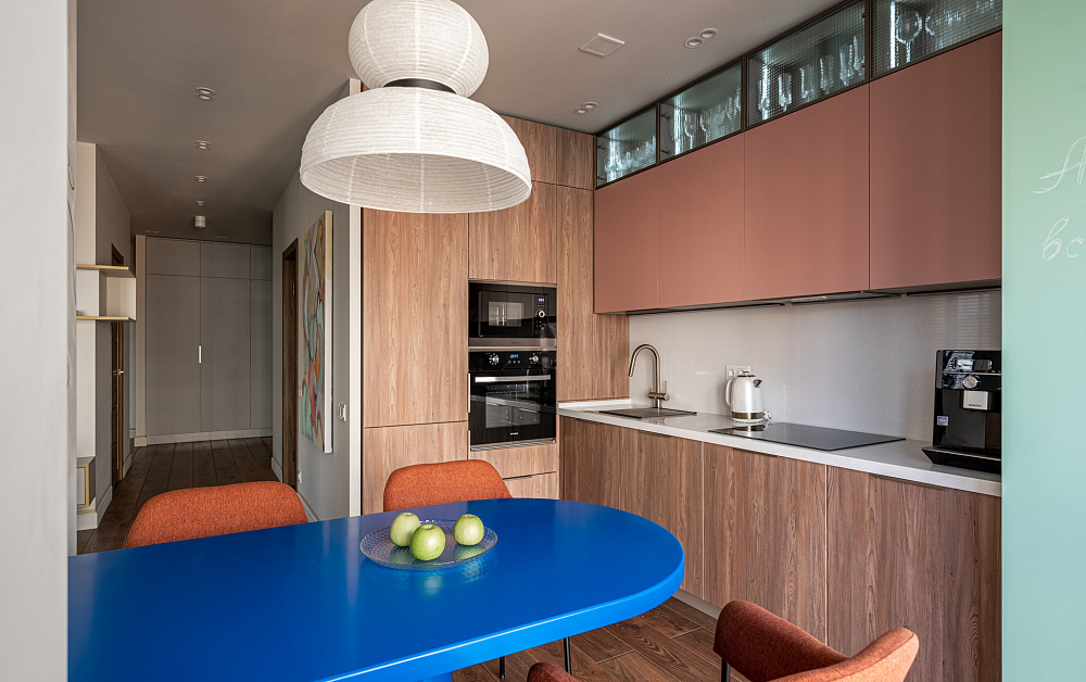Кухня с комбинированными фасадами от бренда «Кухонный Двор» в проекте «Квартирный Вопрос» (13.11.21г.)