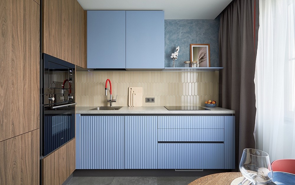 Природная кухня с вертикальной фрезеровской на фасадах