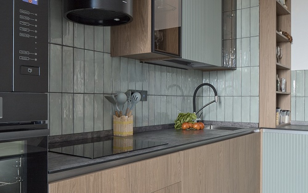 Шелфейно-древесная кухня с открытым хранением