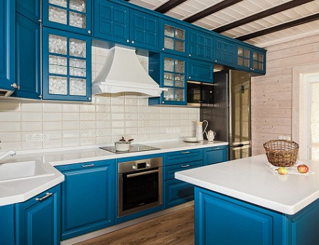 Современный дизайн светлой кухни