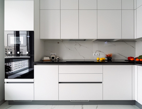 Светлая кухня в Сочи