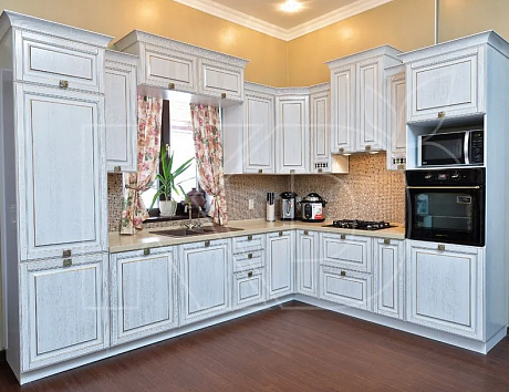 Гарнитур для кухни из массива в магазине