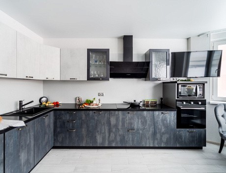 Кухня в темных тонах