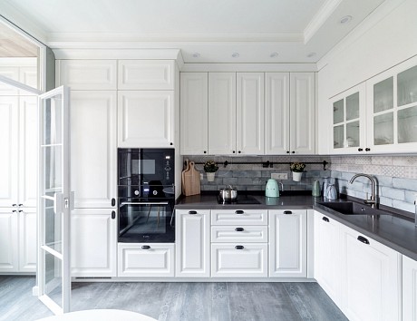 Угловые белые классические кухни