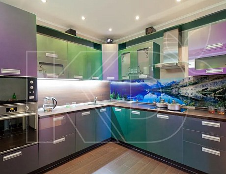 Угловая кухня в зеленом цвете