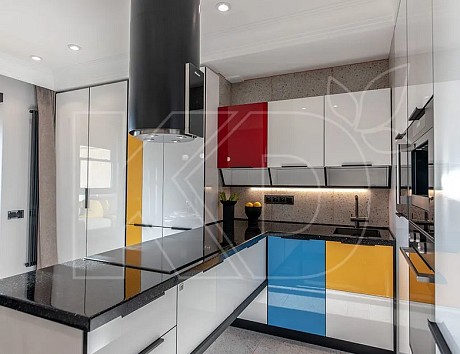 Современный дизайн белой кухни. Приобрести модные и стильные белые кухни предлагает фабрика «Кухонный двор». 