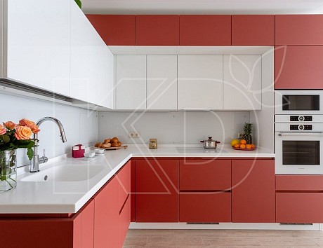 Яркие угловые кухни