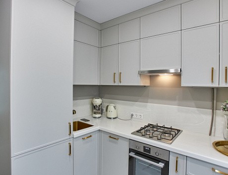 Светлая кухня в Санкт-Петербурге