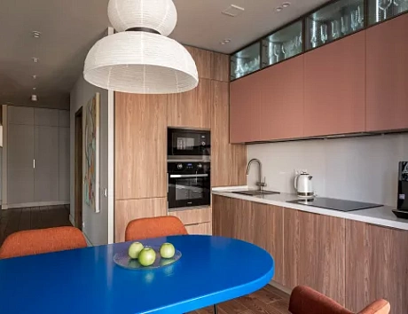 Светлая кухня в Мурманске