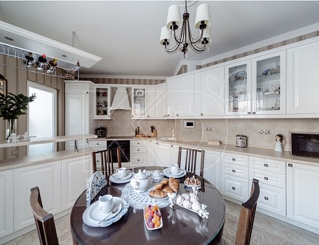 уютная белая кухня