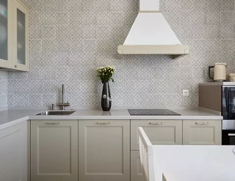 Светлая кухня в Сочи