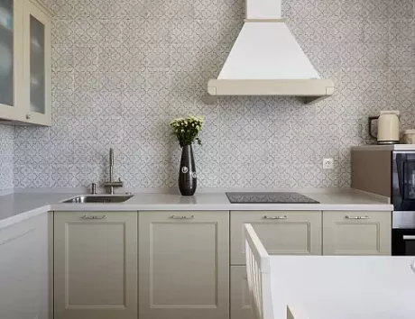 Светлая кухня в Сочи