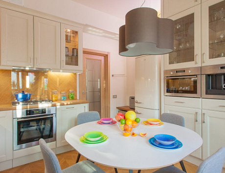 Светлая кухня в Санкт-Петербурге