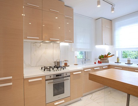 Светлая кухня в Санкт-Петербурге